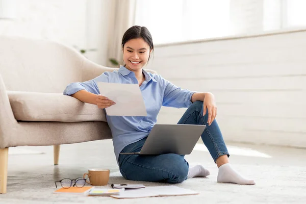 Lavoro Distanza Positivo Attraente Donna Giapponese Millenaria Che Lavora Casa — Foto Stock