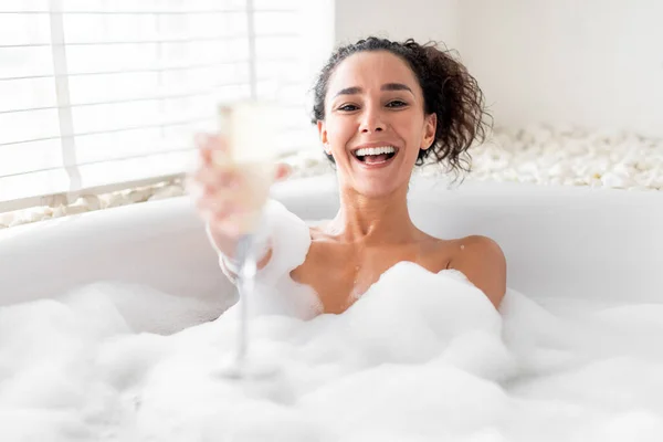 Mujer Joven Positiva Brindando Con Champán Celebrando Las Vacaciones Mientras —  Fotos de Stock