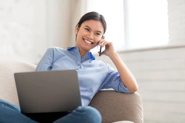 Vrolijke Aantrekkelijke Jonge Koreaanse Dame Freelancer Werken Vanuit Huis Aziatische — Stockfoto