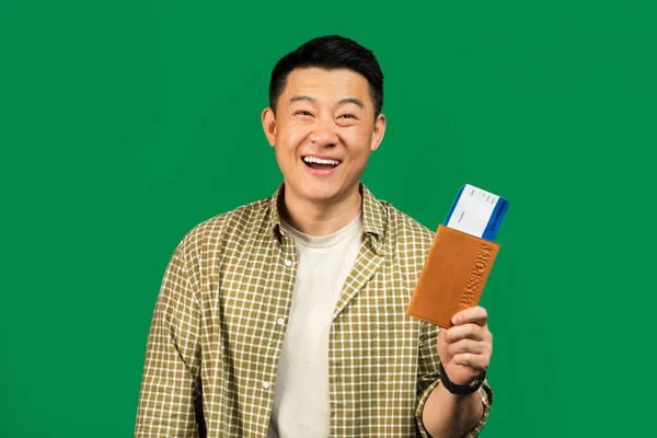 Conceito Bilhetes Baratos Feliz Homem Asiático Meia Idade Segurando Cartão — Fotografia de Stock