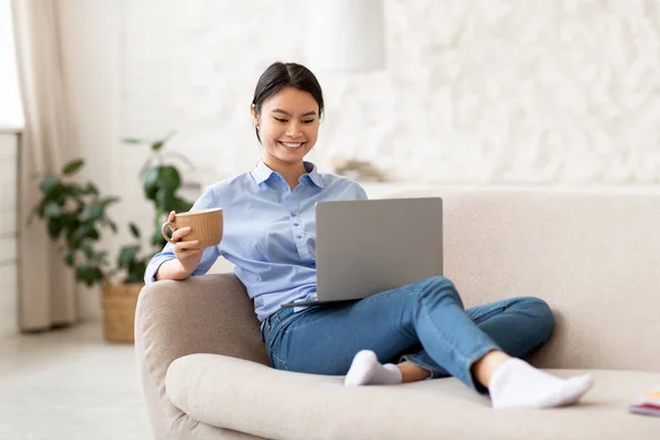 Feliz Joven Asiática Atractiva Sentada Sofá Con Taza Mano Casa — Foto de Stock