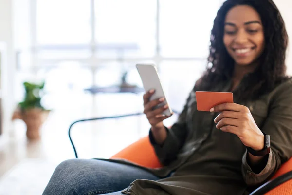 Fast Online Shopping Smiling Young Black Lady Holding Debit Credit — Stock Photo, Image