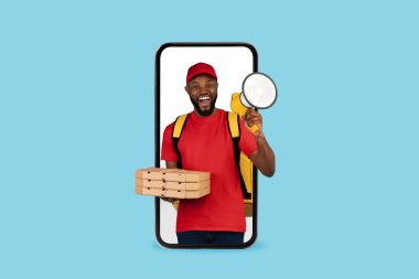 Çevrimiçi sipariş. Büyük akıllı telefon ekranından pizza getiren neşeli siyah teslimatçı ve megafonla duyuru yapan Afro-Amerikan kurye yiyecek teslimatı uygulaması ve kolaj önerisi sunan kişi.