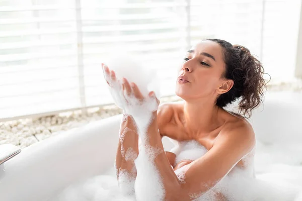 Jovem Encantadora Soprando Bolhas Sabão Enquanto Relaxa Banho Casa Espaço — Fotografia de Stock