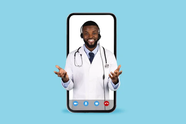 Medicinsk Konsultation Online Snygg Svart Läkare Headset Kikar Stor Smartphone — Stockfoto