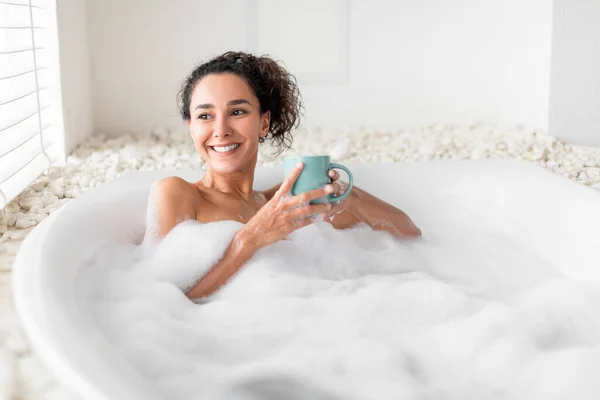 Piękna Młoda Kobieta Siedzi Gorącej Kąpieli Bąbelkami Pije Kawę Lub — Zdjęcie stockowe