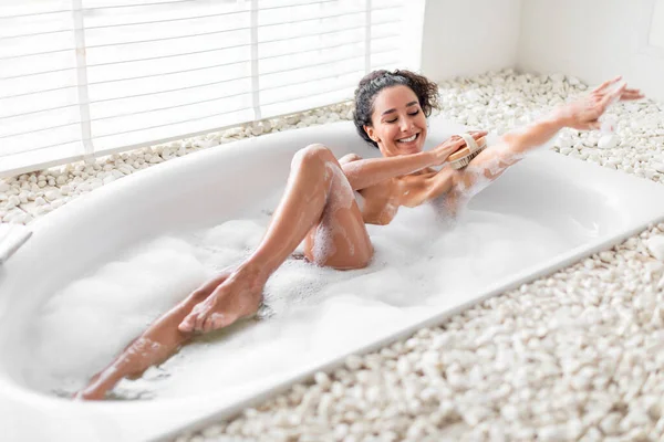 스러운 집에서 목욕을 붓으로 마사지를 공간을 만들었습니다 숙녀가 욕조에서 피부를 — 스톡 사진