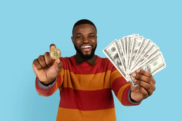 Криптотрейдинг Возбужденный Черный Человек Золотыми Биткойнами Долларовыми Деньгами Счастливый Афроамериканец — стоковое фото