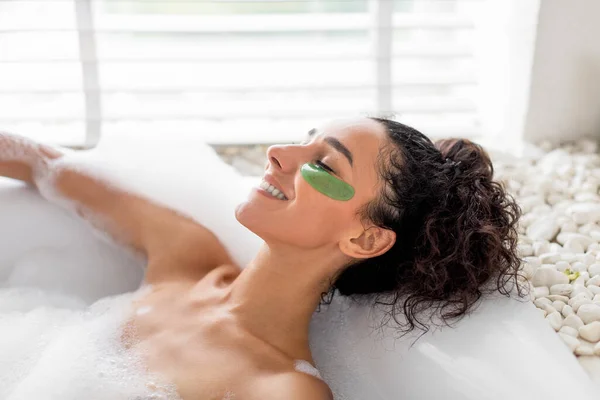Seksowna Młoda Kobieta Relaksująca Się Kąpieli Bąbelkami Pod Oczami Rozpieszczająca — Zdjęcie stockowe
