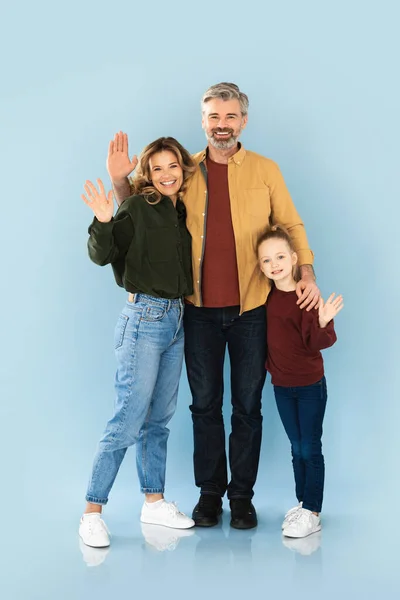 Bom Dia Família Feliz Três Mãos Acenando Sorrindo Para Câmera — Fotografia de Stock