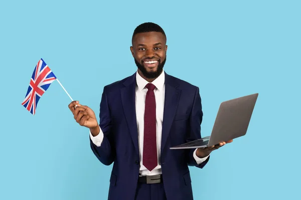 Fešák Černošky Podnikatel Obleku Držení Notebook Britská Vlajka Usmívající Afroameričan — Stock fotografie