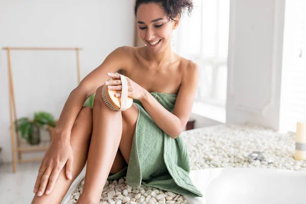 Adorável Jovem Mulher Toalha Seca Escovando Pernas Fazendo Celulite Massagem — Fotografia de Stock