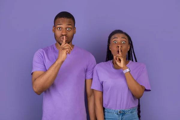 Stil Zwijgbegrip Emotioneel Black Couple Gesturing Hush Sign Poseren Staande — Stockfoto