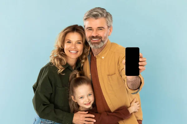Усміхнена Сім Показує Мобільний Телефон Порожнім Екраном Реклами Мобільних Додатків — стокове фото