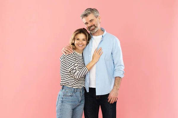 Feliz Casal Meia Idade Abraçando Sorrindo Para Câmera Posando Sobre — Fotografia de Stock