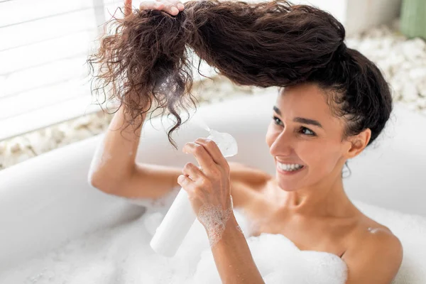 Szczęśliwa Młoda Kobieta Stosując Split Kończy Naprawy Lakieru Włosów Podczas — Zdjęcie stockowe