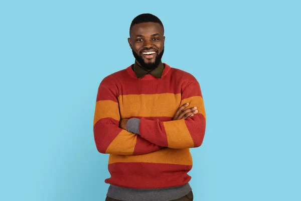Kendinden Emin Gülümseyen Genç Siyah Adam Mavi Arka Planda Kollarını — Stok fotoğraf
