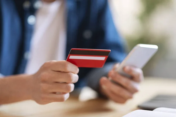 Online Πληρωμές Άνδρας Που Χρησιμοποιεί Πιστωτική Κάρτα Και Smartphone Για — Φωτογραφία Αρχείου