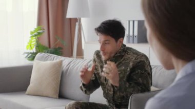 Savaştan sonra zihinsel bozukluk. Genç bunalımlı duygusal erkek asker rehabilitasyon sırasında psikoterapistle konuşuyor, bağırıyor, saç tutuyor, boş alan arıyor.