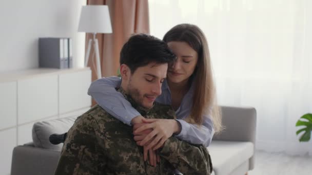 Dopo Riabilitazione Guerra Dentro Famiglia Giovane Moglie Amorevole Che Abbraccia — Video Stock