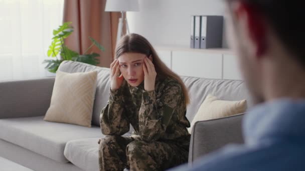 创伤后应激障碍 年轻沮丧的女兵 穿制服 战后患有创伤后精神紧张症 在办公室里得到军事心理医生的专业帮助 自由自在 — 图库视频影像