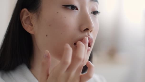 Lippenpflege Nahaufnahme Porträt Einer Jungen Hübschen Asiatischen Dame Die Hause — Stockvideo