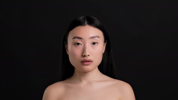 Азійська Краса Закройте Портрет Молодої Привабливої Азіатської Жінки Голою Плечима — стокове відео