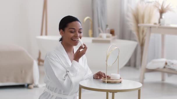 Jonge Mooie Afro Amerikaanse Dame Badjas Aanbrengen Van Hygiënische Lippenstift — Stockvideo