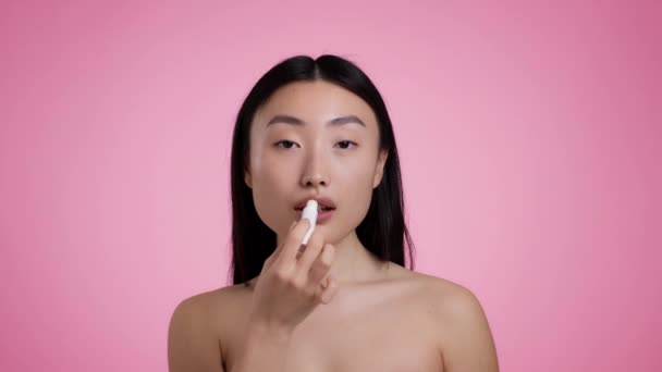 Ung Vacker Asiatisk Kvinna Med Bara Axlar Tillämpa Hygieniska Läppstift — Stockvideo