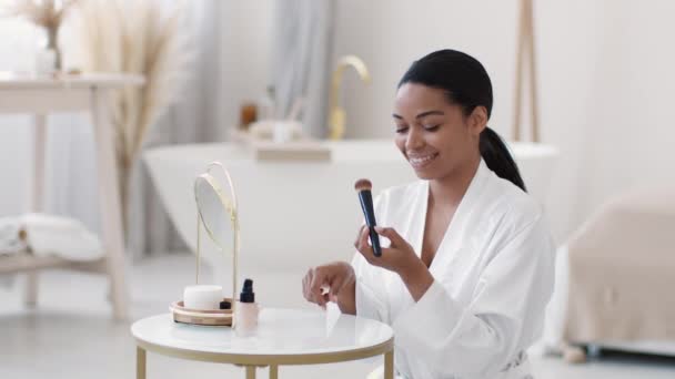 Joven Mujer Afroamericana Positiva Usando Albornoz Haciendo Maquillaje Casa Aplicando — Vídeo de stock