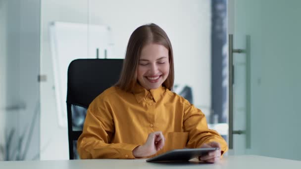 Feliz Trabalho Jovem Gerente Mulher Positiva Trabalhando Tablet Digital Conversando — Vídeo de Stock