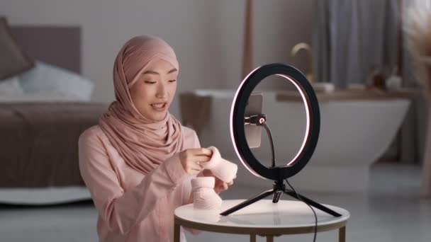 Kinderen Dingen Bekijken Jonge Positieve Moslim Aziatische Vrouw Blogger Hijab — Stockvideo
