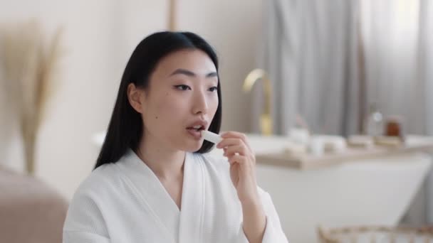 Kosmetikpflege Hause Junge Schöne Asiatische Dame Bademantel Die Feuchtigkeitsspendenden Lippenstift — Stockvideo