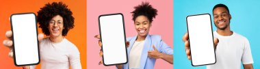 Neşeli Afro-Amerikan milenyumu, renkli stüdyo arkaplanlarının üzerinde yepyeni akıllı telefonlarla poz veriyor, cep telefonlarını beyaz ekranlı gösteriyor, fotoğraf setleri, panorama, kolaj, model
