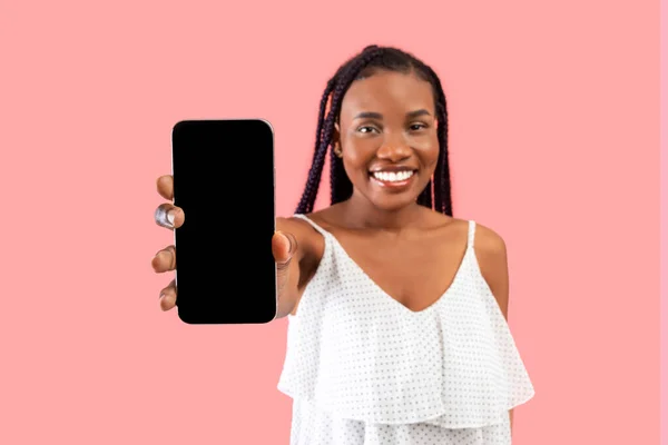 Счастливая Молодая Афроамериканка Показывает Мобильный Телефон Пустым Экраном Предлагает Макет — стоковое фото