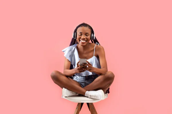 Πλήρες Μήκος Της Χαρούμενης Νεαρής Μαύρης Γυναίκας Ακουστικά Και Κινητό — Φωτογραφία Αρχείου
