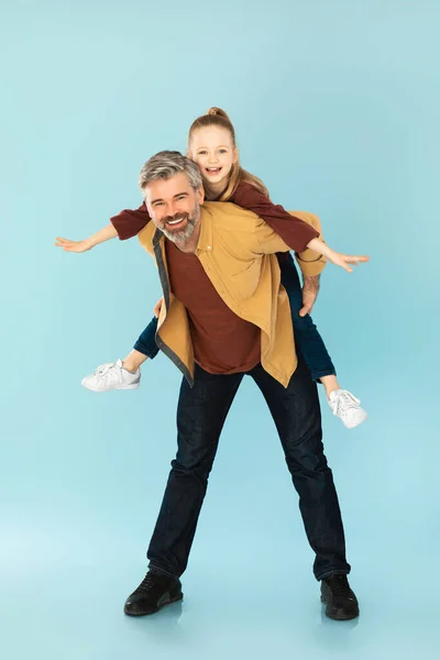 Papai Feliz Meia Idade Carregando Seu Filho Filha Piggyback Posando — Fotografia de Stock