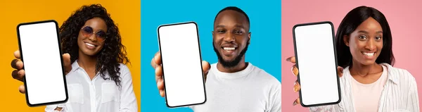 Pozytywni Afrykańscy Milenium Pokazujący Nowe Telefony Komórkowe Białymi Pustymi Ekranami — Zdjęcie stockowe