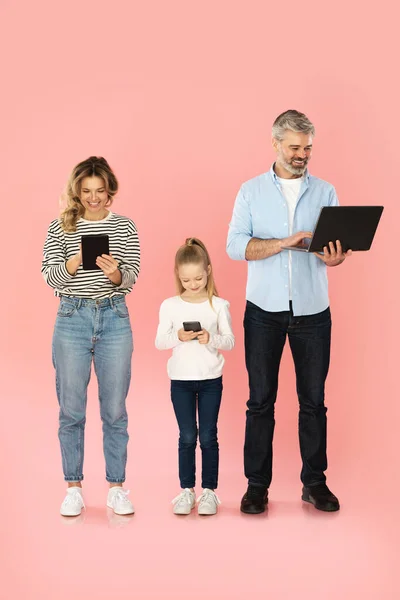 Família Feliz Usando Gadgets Navegando Internet Smartphones Laptops Tablets Digitais — Fotografia de Stock