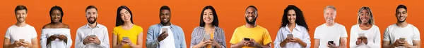 Glimlachend Verrast Duizendjarige Oude Diverse Mensen Chatten Telefoons Geïsoleerd Oranje — Stockfoto