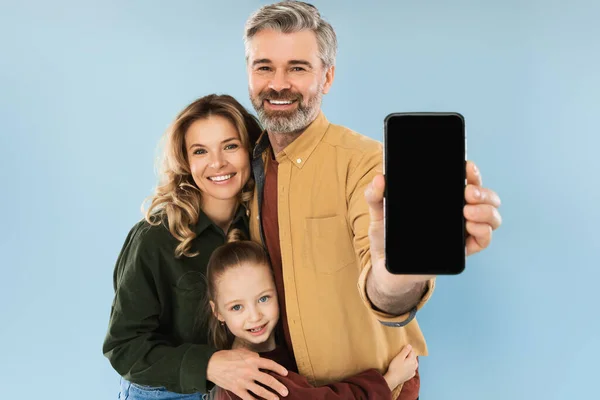 Parents Fille Montrant Téléphone Portable Écran Vide Recommandant Une Nouvelle — Photo