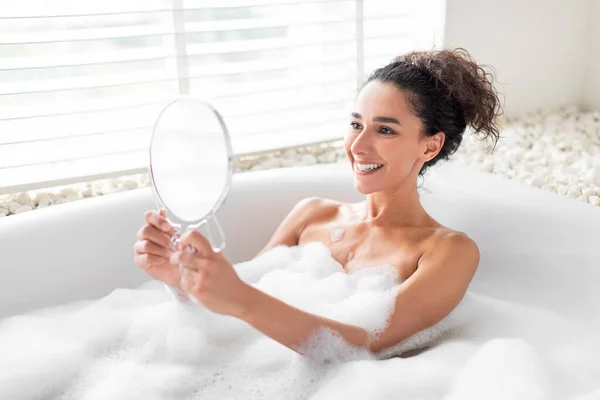 Sexy Joven Mujer Mirándose Espejo Mientras Toma Baño Burbujas Caliente —  Fotos de Stock