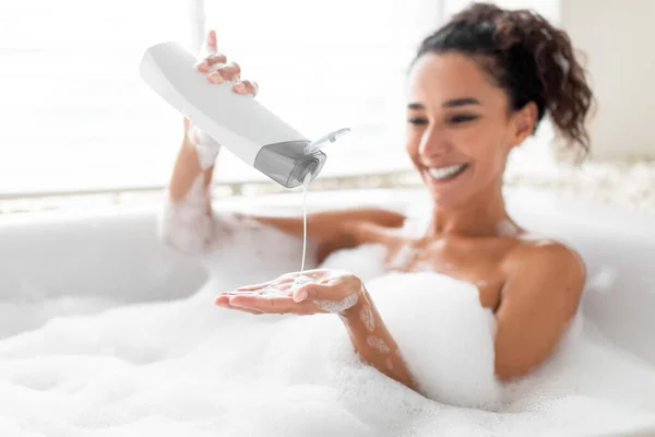 Mulher Bonita Tomando Banho Espuma Derramando Xampu Sua Mão Desfrutando — Fotografia de Stock