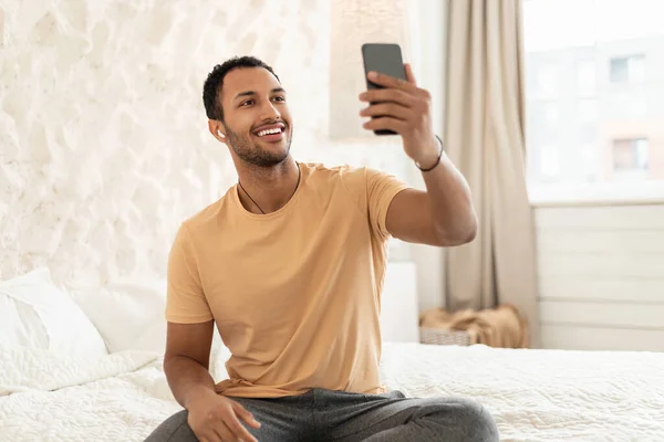 Happy Middle Eastern Guy Videollamadas Través Smartphone Hablando Usando Auriculares — Foto de Stock