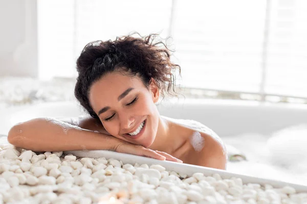 Mujer Joven Tranquila Relajarse Baño Burbujas Calientes Relajarse Agua Caliente —  Fotos de Stock