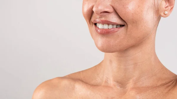 Tech Neck Treatments Cropped Shot Unrecognizable Middle Aged Woman Beautiful — Stok Foto