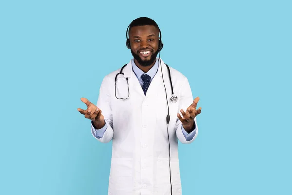 Teletıp Konsepti Pozitif Siyah Doktor Kamera Karşısında Biçimsiz Kulaklık Takmış — Stok fotoğraf