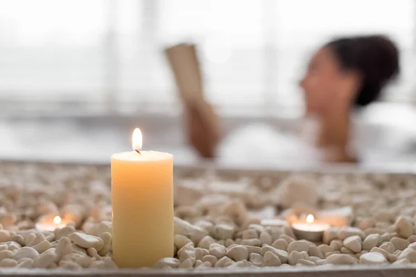 Mujer Joven Acostada Baño Espumoso Libro Lectura Ambiente Relajante Enfoque —  Fotos de Stock