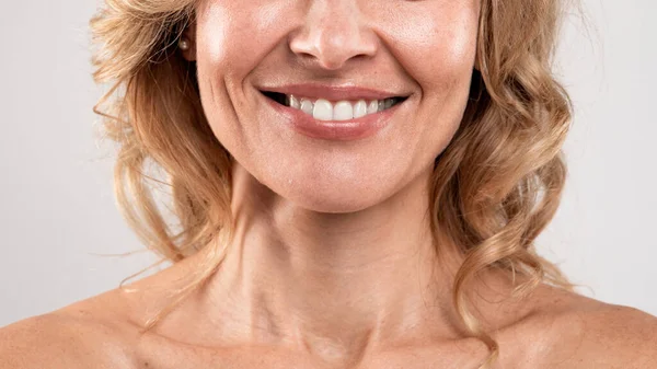 Closeup Shot Attractive Middle Aged Feminino Com Sorriso Bonito Mulher — Fotografia de Stock