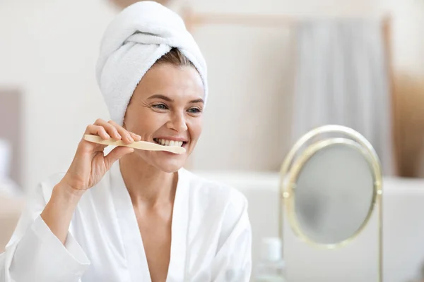 Привлекательная Взрослая Леди Чистящая Зубы После Душа Смотрящая Зеркало Ванной — стоковое фото